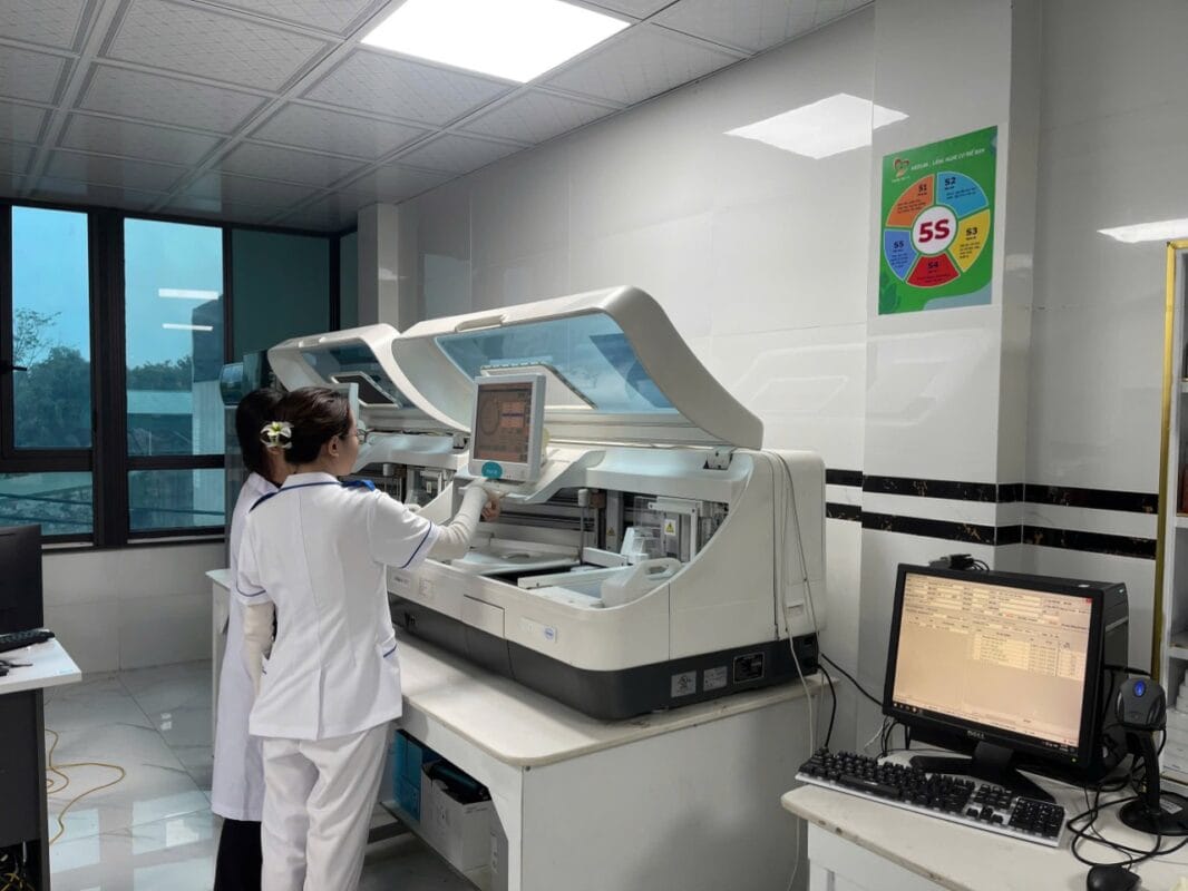 Kỹ thuật viên xét nghiệm y học. 1 kỹ thuật viên xét nghiệm y học