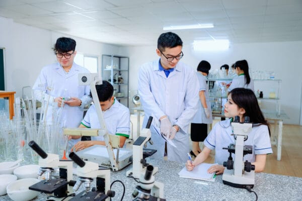 So sánh ngành điều dưỡng và xét nghiệm y học